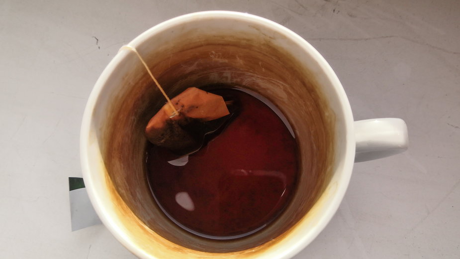 Jak usunąć osad z herbaty i kawy?