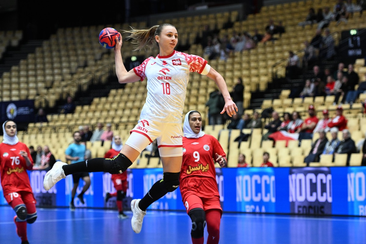 Aleksandra Tomczyk (C) podczas meczu grupy F mistrzostw świata piłkarek ręcznych z Iranem w duńskim Herning