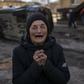 Kobieta opłakuje męża zamordowanego przez Rosjan. Bucza, Ukraina