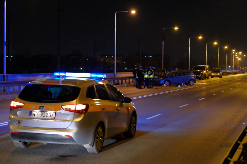 Zderzenie trzech samochodów w Warszawie. Jedna osoba nie żyje