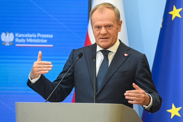 Warszawa, 26.06.2024. Premier Donald Tusk podczas konferencji prasowej w KPRM w Warszawie, 26 bm. Na konferencji przekazano decyzję ws. Centralnego Portu Komunikacyjnego. (mr) PAP/Piotr Nowak