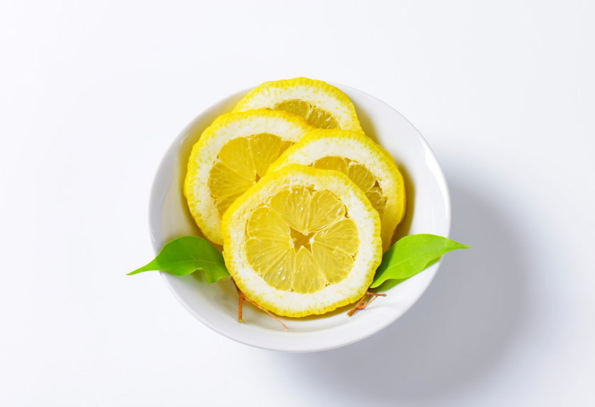 Cytryny można przechowywać w słoiku w całości lub pocięte na plasterki.