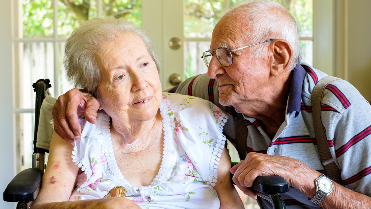 Dane na temat zapadalności na chorobę Alzheimera nie są optymistyczne. Z roku na rok ilość zachorowań rośnie - szczególnie w krajach rozwiniętych. Tymczasem naukowcy wciąż nie potrafią jednoznacznie zdeterminować przyczyn Alzeimera, a na dolegliwość nie opracowano jeszcze skutecznego leczenia. Zobacz, jakie są pierwsze objawy choroby Alzheimera.