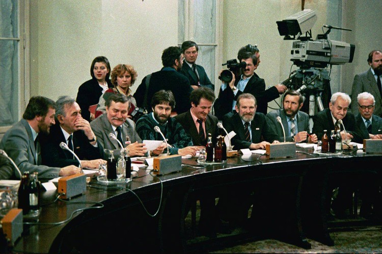 31 sierpnia 1988 r. - w ósmą rocznicę podpisania Porozumień Gdańskich - doszło do poufnego spotkania Lecha Wałęsy z szefem MSW gen. Czesławem Kiszczakiem. Warunkiem rozpoczęcia rozmów na temat 'okrągłego stołu', postawionym przez stronę rządową, było zakończenie fali strajków