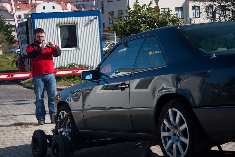 Kiedy policja i straż miejska mogą odholować auto