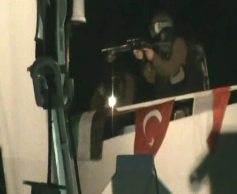 Vojnici sa turskog broda uzvraćaju napad. FOTO: AFP