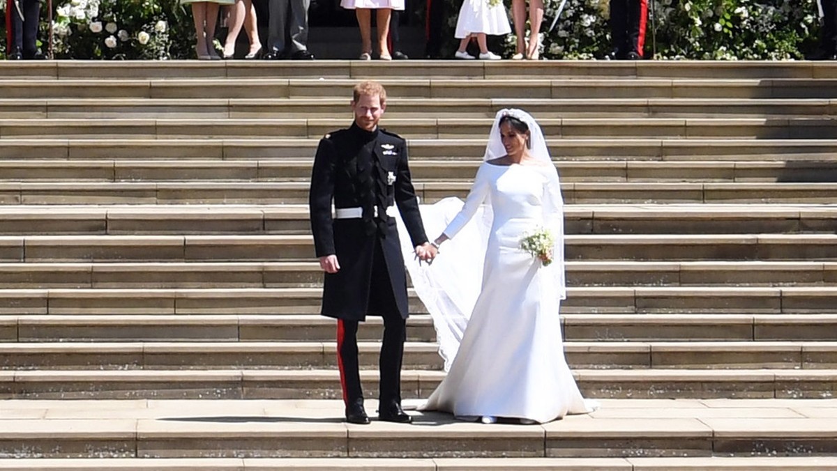 Książę Harry nadal uważa swoją zmarłą matkę za ważną postać w swoim życiu. Zawoalowany hołd dla Diany można zauważyć w kilku punktach uroczystości ślubnej brytyjskiego następcy tronu. O braku "królowej ludzkich serc" pisały również tysiące internautów, którzy żałują, że księżna nie mogła doczekać tej chwili.