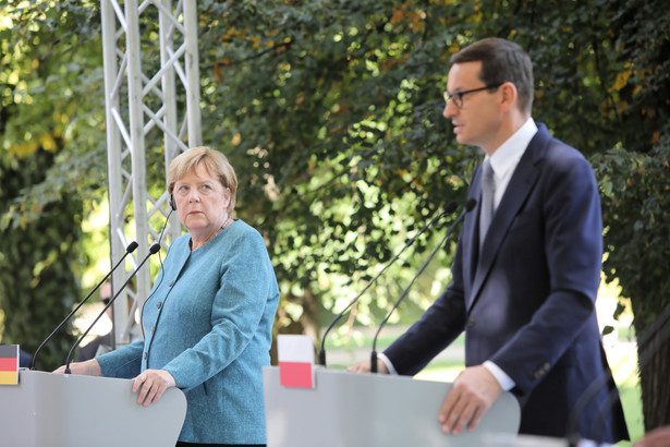 Prezes Rady Ministrów Mateusz Morawiecki (P) oraz kanclerz Republiki Federalnej Niemiec Angela Merkel (L) podczas wspólnej konferencji prasowej w Łazienkach Królewskich w Warszawie, 11 bm. Niemiecka kanclerz przebywa z wizytą w Polsce