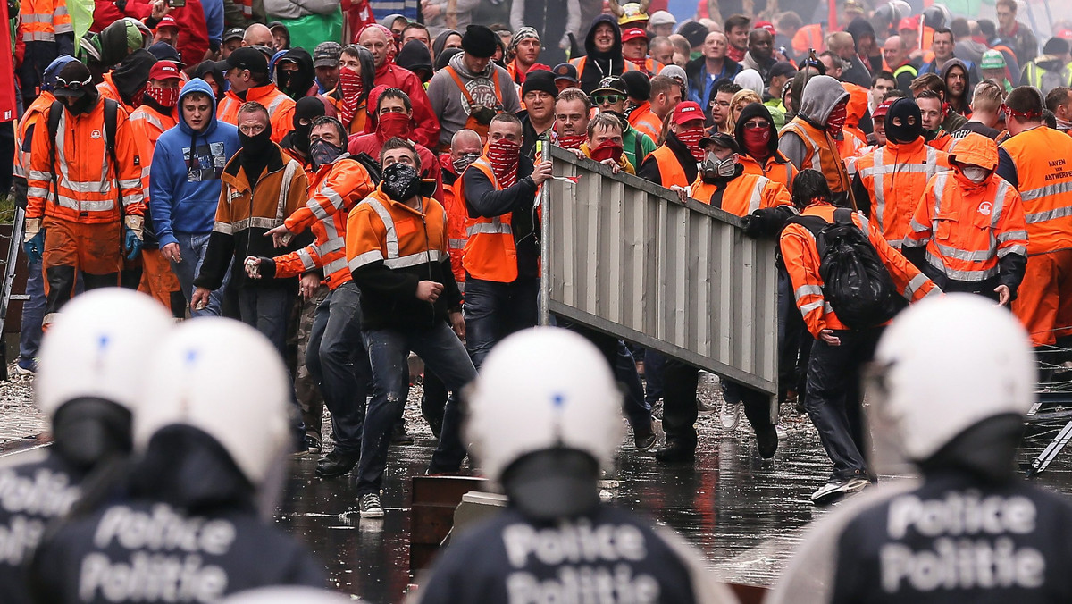 Dziesiątki tysięcy związkowców z całej Europy demonstrowały dzisiaj w Brukseli w proteście przeciwko unijnej polityce zaciskania pasa. Doszło do starć z policją, która użyła armatek wodnych i gazu łzawiącego, by ochronić siedzibę Komisji Europejskiej.