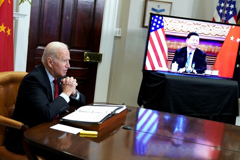 Prezydent USA Joe Biden spotykający się z prezydentem Chin Xi Jinpingiem podczas wirtualnego szczytu w sali Roosevelta w Białym Domu w Waszyngtonie, 15 listopada 2021 r.