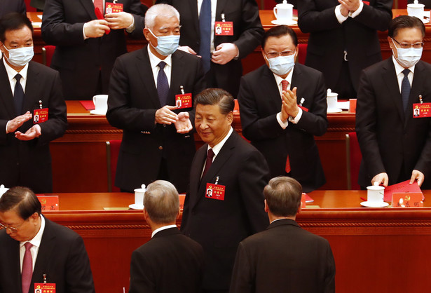 Xi Jinping przechodzi obok delegatów podczas ceremonii zamknięcia XX Krajowego Kongresu Komunistycznej Partii Chin (KPCh)