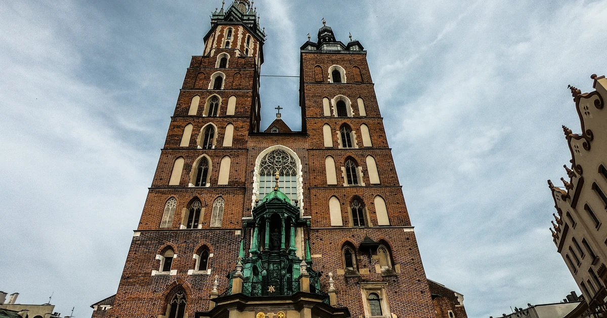Niemiecki turysta oburzony po wizycie w Bazylice Mariackiej w Krakowie. "Bulwersujące zachowanie"