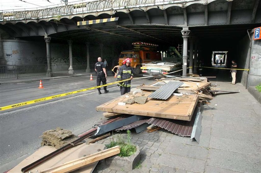 Tir nie zmieścił się pod wiaduktem