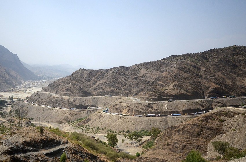 Kamioni čekaju da pređu granicu sa Avganistanom, tzv. Durandovu liniju, u Torkamu sa palestinske strane u septembru 2023.