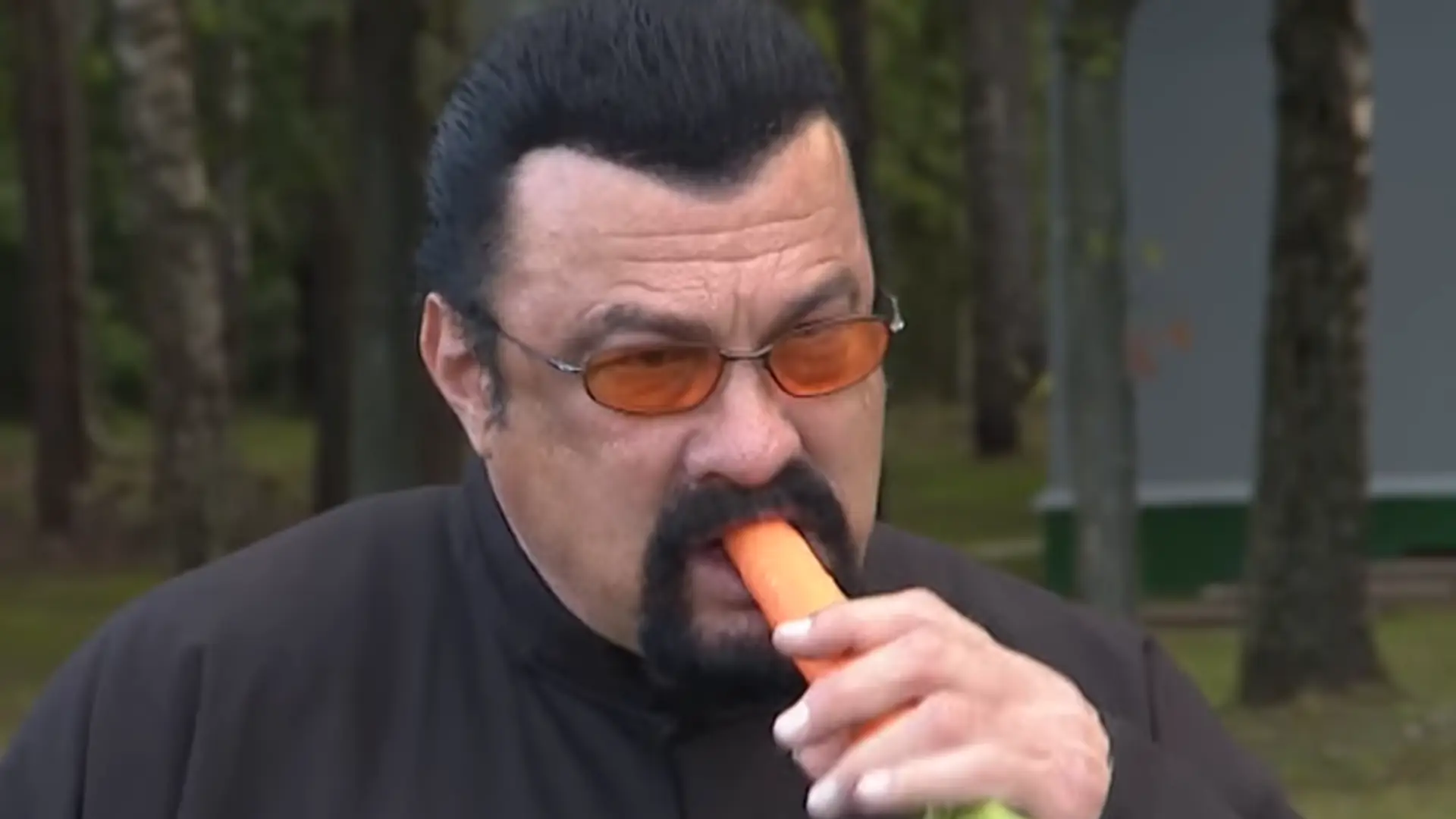 Steven Seagal chrupiący marchewki z prezydentem Białorusi to najśmieszniejsza rzecz, jaką dziś zobaczysz