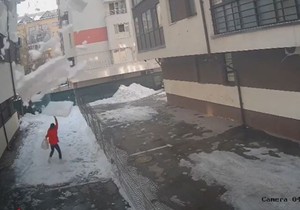 Padanje snega sa zgrade