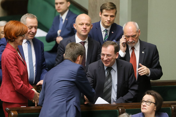 Premier Beata Szydło oraz ministrowie przedstawiają w środę w Sejmie raport dotyczący 8 lat rządów koalicji PO-PSL