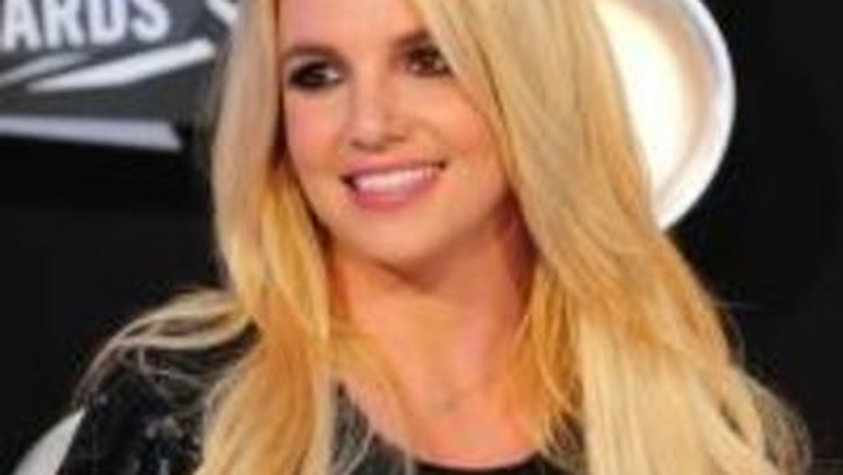 Na najnowszym singlu Britney Spears znalazła się piosenka przypominająca przebój country. Twórcy i wykonawcy pierwotnej wersji postanowili to skomentować. "Trzeba przyznać, że czujemy się w pewien sposób wyróżnieni. W końcu nie każdy może być dostrzeżony przez Britney Spears!" Tym humorystycznym komentarzem David Bellemy nawiązał do utworu łączącego go z blond platynową piosenkarką. Chodzi tu bowiem o piosenkę z nowego singla wokalistki zatytułowaną "Hold It Against Me". Bellamy Brothers, amerykański duet country nagrał bowiem w 1979 roku przebój "If I Said You Have A Beautiful Body Would You Hold It Against Me?"… W tamtych czasach nie było jeszcze MP3 i można było znęcać się nad prezenterami w stacjach muzycznych, którzy zmuszeni byli zapowiadać tak długie tytuły. I wygląda na to, że coś jest na rzeczy, ponieważ w wersji Britney słyszymy słowa: "So if I said I want your body now, would you hold it against me?", czyli niemal dokładną wersję tekstu jej starszych kolegów po fachu. Poczciwi bracia Bellemy, mają jednak zamiar poczekać i spróbować zrozumieć "intencje" autorów piosenki Britney i nie myślą na razie o podaniu ich do sądu. Według Entertainment Weekly, który poinformował o całej sprawie jako pierwszy, wąsaci gwiazdorzy będą świętować w maju 35 lecie występowania na scenie… Epizod z Britney Spears może im dać do myślenia, gdyż można go interpretować jako znak, że czas najwyższy zaakceptować fakt, iż ich stare piosenki otrzymują nowe życie. Tym bardziej, że oni sami również "inspirowali się" swego czasu utworem innego wykonawcy, którym był Groucho Marx. I tak historia zatoczyła koło… 
Źródło: Gala.pl / fot. Ons