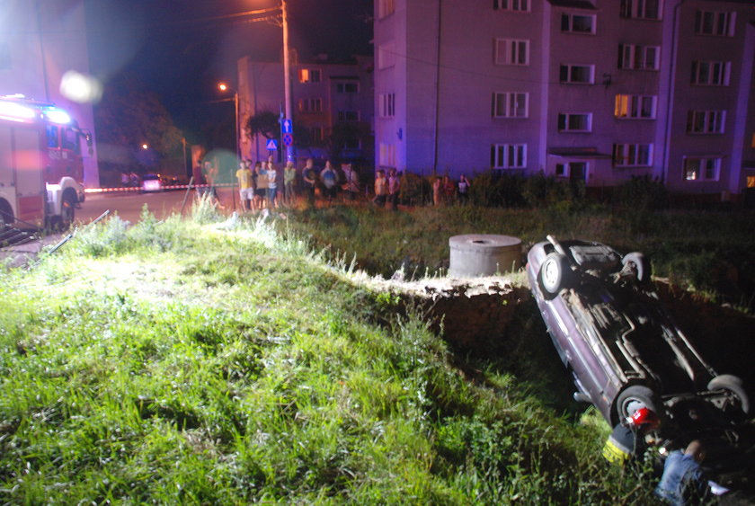 28-letni kierowca wpadł oplem do wykopu archeologicznego