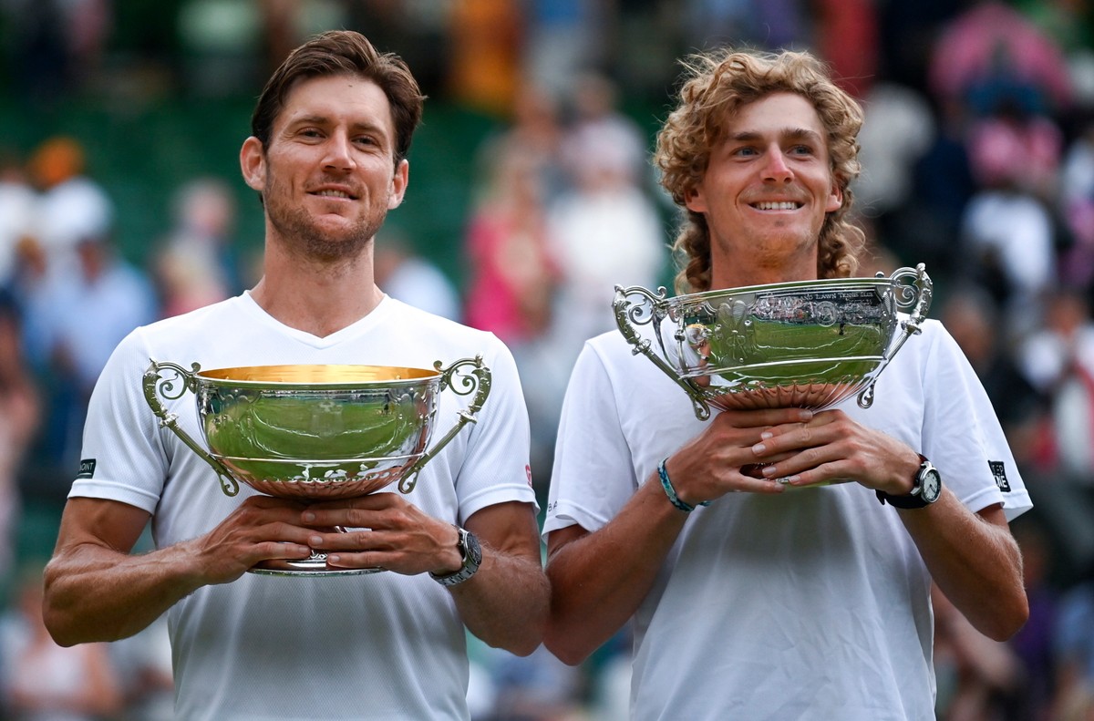 Australijczycy Matthew Ebden (L) i Max Purcell (P)