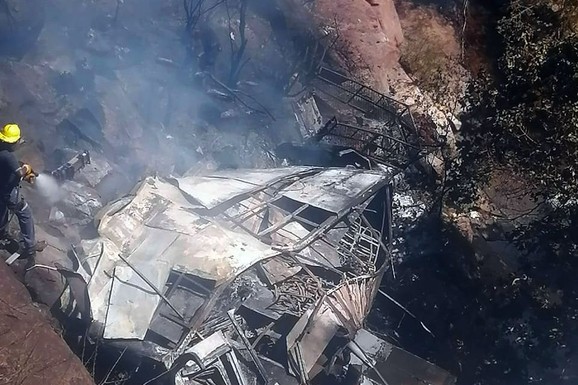 DEVOJČICA (8) JEDINA PREŽIVELA Stravična saobraćajna nesreća u Južnoj Africi: 45 ljudi poginulo kada je autobus sleteo s mosta (FOTO)