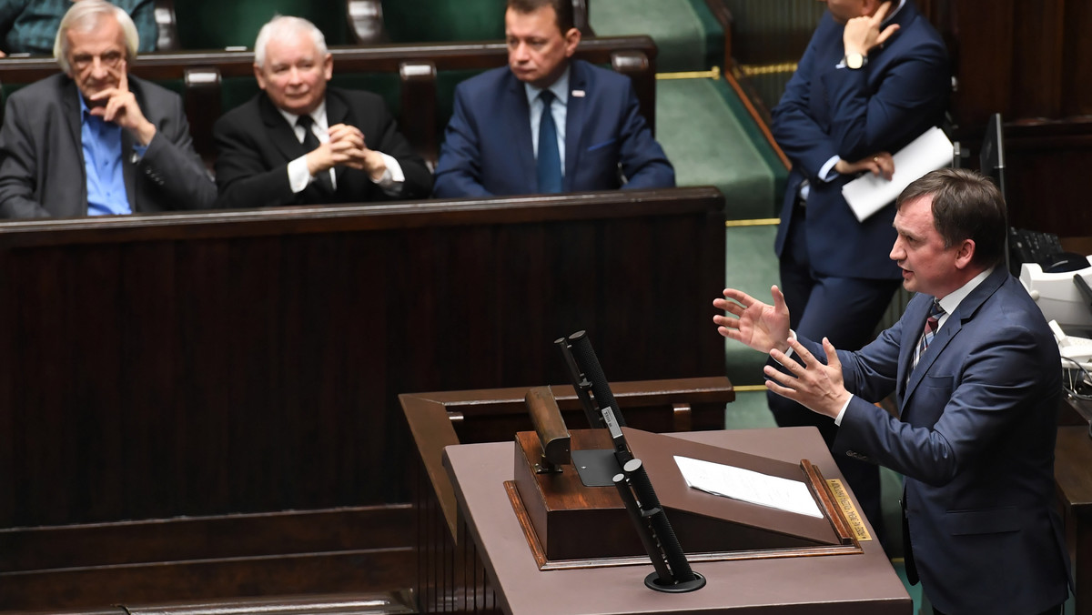 Sejm przyjął dziś siódmą nowelizację ustawy o Sądzie Najwyższym. Tym samym wycofał się z budzącej kontrowersje decyzji o przeniesieniu w stan spoczynku sędziów, którzy ukończyli 65. rok życia. Postępowanie, jakie toczy się przed Trybunałem Sprawiedliwości Unii Europejskiej, nastawiło polityków obozu władzy kompromisowo. Jednak w przeszłości ich retoryka była bardzo radykalna - ze strony Zjednoczonej Prawicy nieraz padały deklaracje: "nie cofniemy się ani o krok".