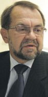 Krzysztof Rączka, profesor, dziekan
      Wydziału Prawa Uniwersytetu Warszawskiego