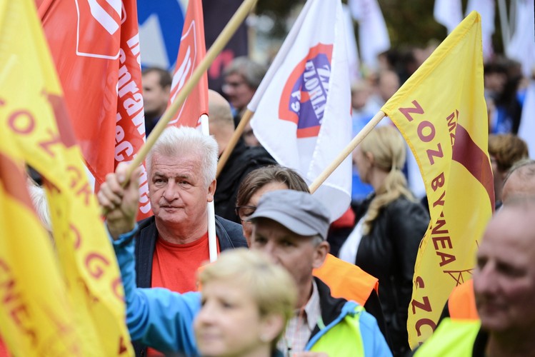 Lider Ruchu Sprawiedliwości Społecznej Piotr Ikonowicz wśród manifestujących.