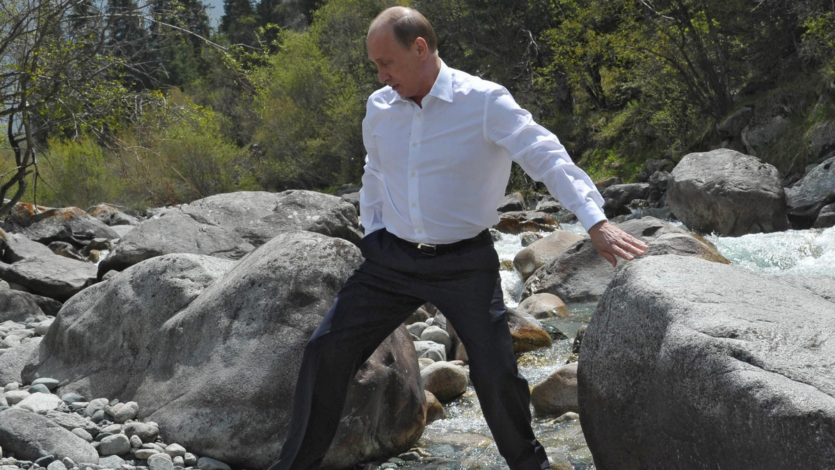 Prezydent Rosji Władimir Putin nie wygląda na swój wiek, bo jest wysportowany, dużo pływa, sceptycznie odnosi się do lekarstw, preferuje medycynę ludową, jak herbata z miodem czy bania (rosyjska łaźnia parowa) - powiedział kremlowski lekarz.