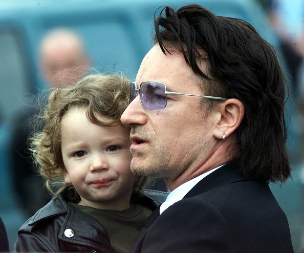 Bono z synem na pogrzebie ojca w 2001 r.