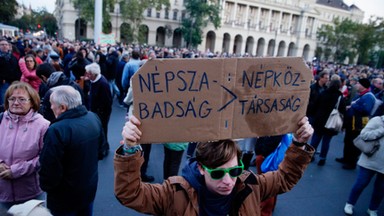 Węgry: protest przed parlamentem przeciwko zawieszeniu "Nepszabadsag"