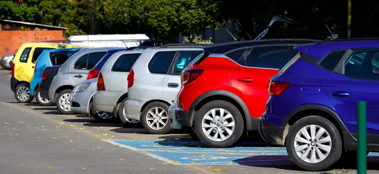 Demolka na osiedlowym parkingu. Pijany kierowca przestawiał auto