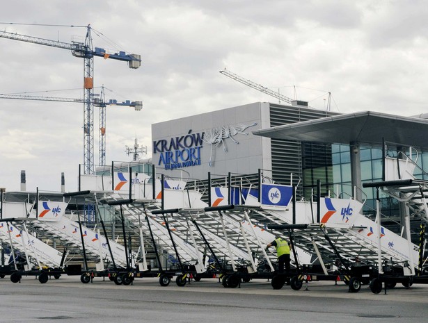 Zarząd narodowej linii jeszcze raz musi przemyśleć kwestię rozbudowy siatki połączeń krajowych, której oczekuje Ministerstwo Skarbu Państwa. Na poprawki ma czas do końca stycznia przyszłego roku. Na zdj. Lotnisko Kraków-Balice