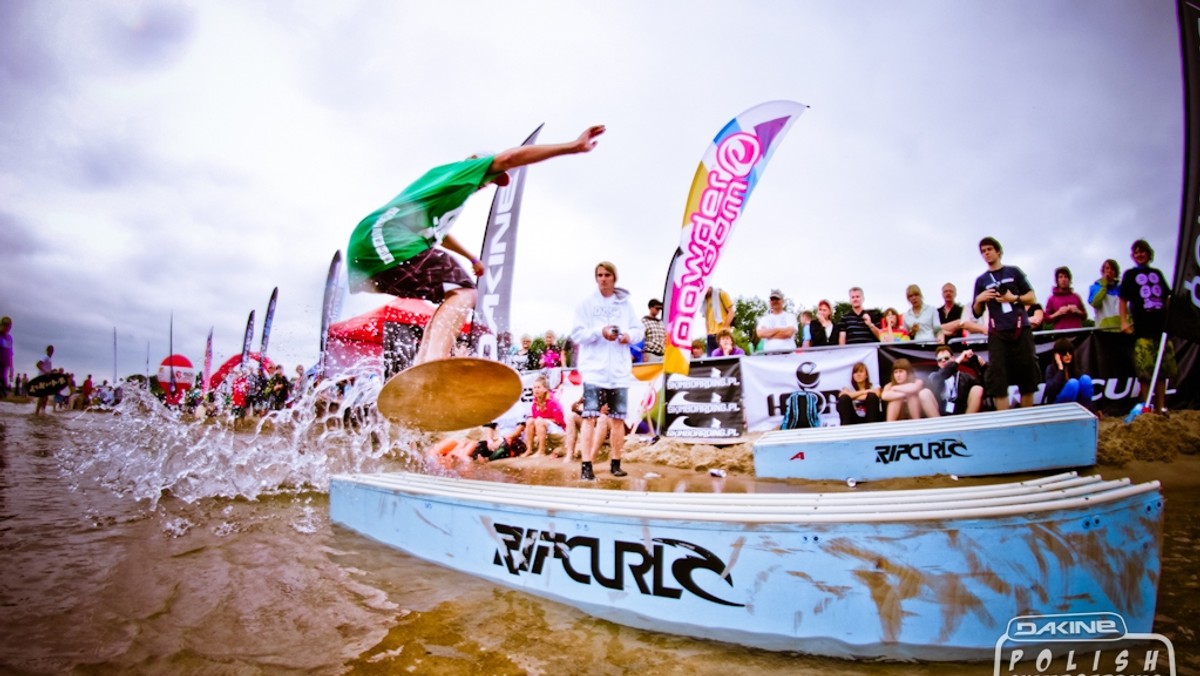 - Ponad 80 zgłoszonych najlepszych skimboarderów z Polski i Europy, SeventyOne Mini Szkoła Skimboardingu, darmowe testy desek skimboardowych, konkursy dla publiczności i najwyższy poziom sportowy w tej dyscyplinie to tylko niektóre argumenty, dla których w piątek i sobotę warto odwiedzić plażę w gdańskim Jelitkowie - mówi Grzegorz Pawelec z MOSiR w Gdańsku. Już w piątek rozpoczną się dwudniowe Otwarte Mistrzostwa Polski w Skimboardingu.