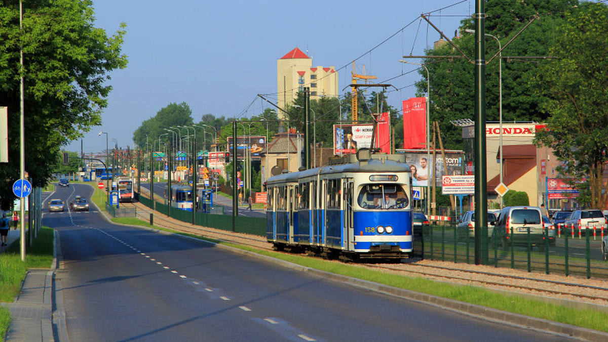 W nocy z piątku na sobotę rozpoczną się prace związane z budową węzła drogi S7 z ul. Igołomską i Ptaszyckiego w rejonie Kopca Wandy. Z tego powodu pasażerów czekają zmiany w kursowaniu autobusów i tramwajów. Utrudnienia czekają także kierowców, którzy będą mogli natrafić na tymczasowe zwężenia drogi.