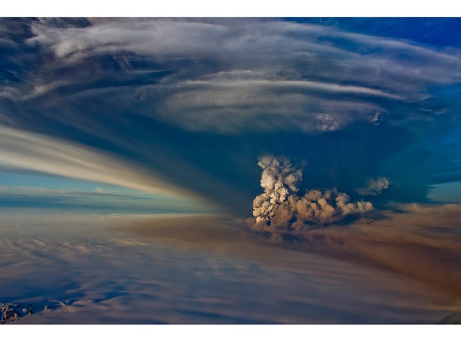 Erupcja wulkanu Grimsvotn na południowym wschodzie Islandii wpłynęła na zamknięcie głównego lotniska w tym kraju oraz większości portów lotniczych Islandii. 21 maja 2011