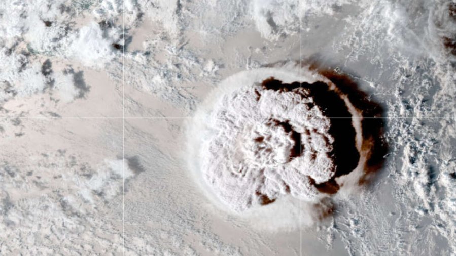 Chmura po erupcji wulkanu Hunga Tonga-Hunga Ha'apai w połowie drogi w kosmos, fot. NASA Earth Observatory NOAA/GOES