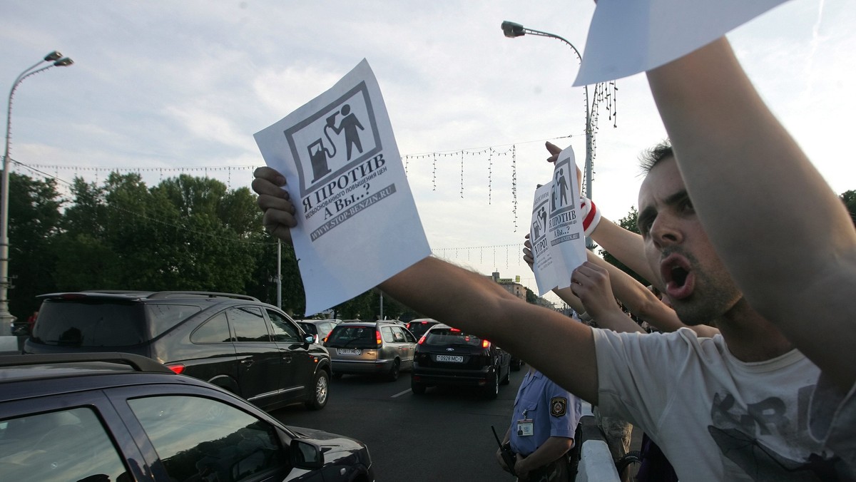 Sąd w Mińsku wymierzył grzywny pięciorgu uczestnikom wtorkowego protestu przeciwko wzrostowi cen paliw, który sparaliżował ruch w centrum stolicy. Prezydent Alaksandr Łukaszenka nakazał obniżenie cen.