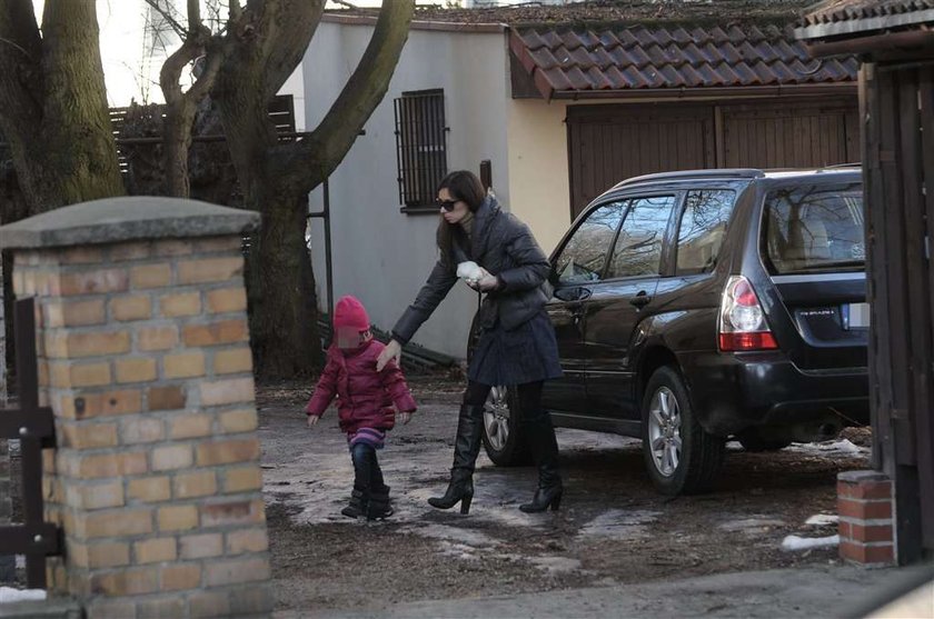 Marta zapaliła znicz u rodziców