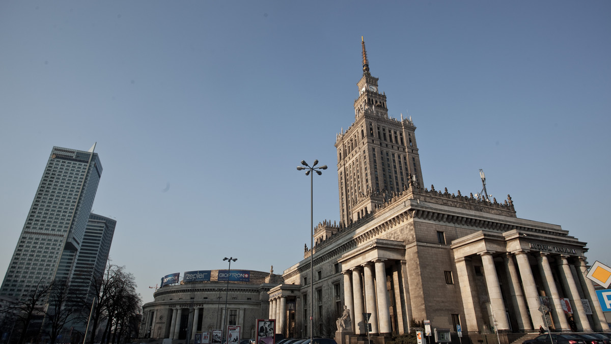 Do końca października potrwa instalowanie dodatkowych krat na tarasie widokowym na 30. piętrze Pałacu Kultury i Nauki. Montaż właśnie ruszył. Zarząd budynku chce zabezpieczyć to miejsce, by nie dochodziło do takich sytuacji, jak we wrześniu, kiedy to czterej mężczyźni w sutannach skoczyli stąd ze spadochronami. Wciąż szuka ich policja.