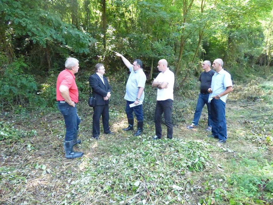 Trstenik avgusta 2016: Predstavnici produkcijske kuće i opštine Trstenik na lokaciji u Popini gde je trebalo da se snima