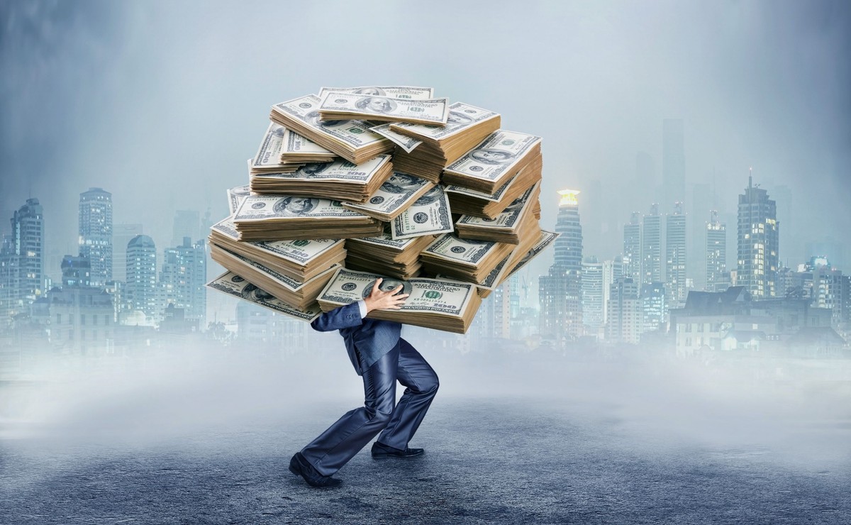 Mężczyzna ze stertą dolarów