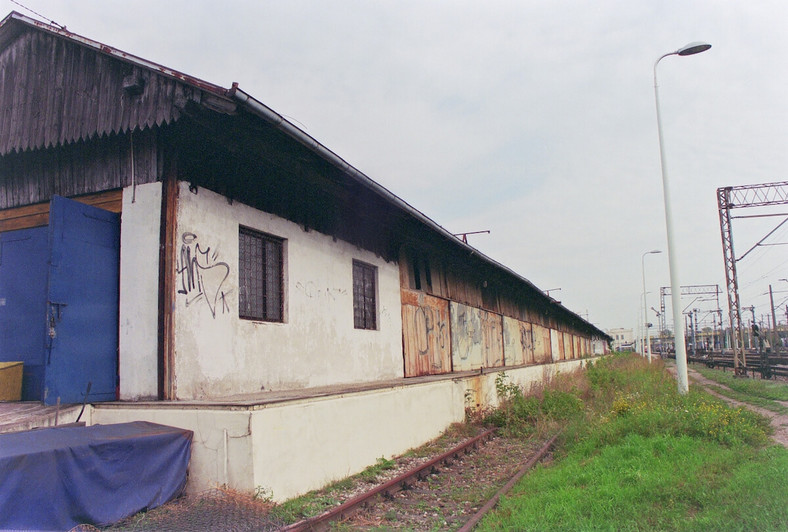 Dworzec PKP w Białymstoku i miejsce zbrodni opisane w rozdziale 4. Rampa