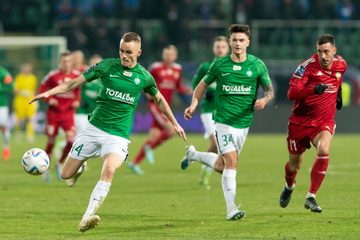 Dawid Szymonowicz (L) i Wiktor Pleśnierowicz (C) oraz Koldo Obieta (P)