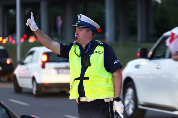 Czy wypłata zaległego uposażenia dla funkcjonariusza policji podlega opodatkowaniu?