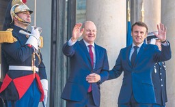 Francuzi gadają, USA działają. Jak naprawdę wyglądają zdolności militarne Paryża