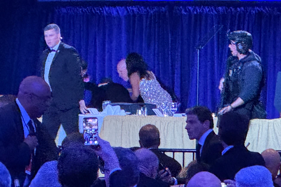 Agenti Tajne službe evakuišu Donalda Trampa nakon pucnjave u hotelu u Vašingtonu 25. aprila