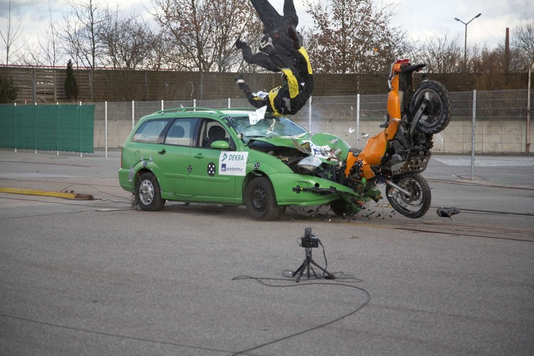 Gdy motocyklista ma szczęście i wpadnie na szybę samochodu wtedy siła uderzenia jest mniejsza, jednak w większości przypadków kierowca motoru ginie na miejscu