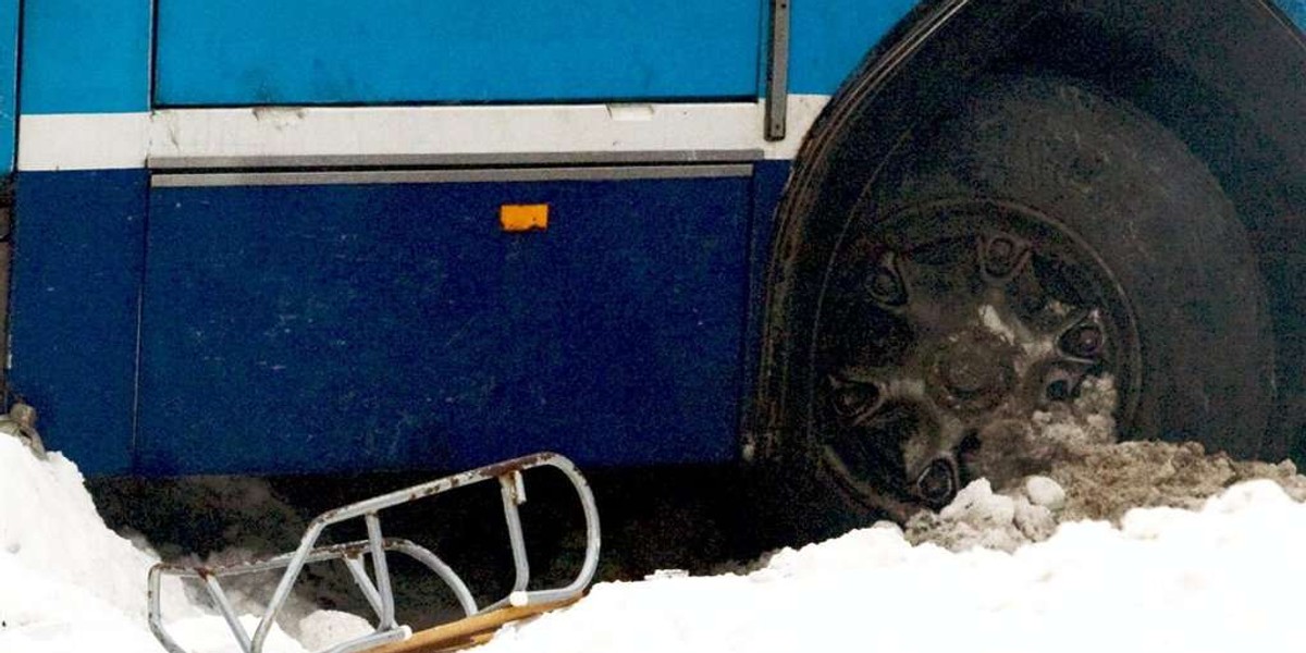 Wpadła sankami pod autobus, jest w śpiączce