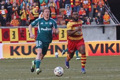 Wielki pech Jagiellonii. W meczu z Legią jej piłkarze dwa razy trafili do swojej bramki